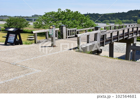 島田市　大井川に架かる蓬莱橋の北側入口 102564681