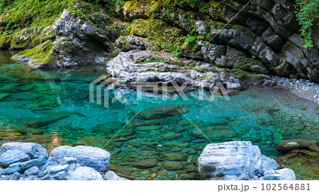 安居渓谷（仁淀ブルー）：水晶淵 102564881