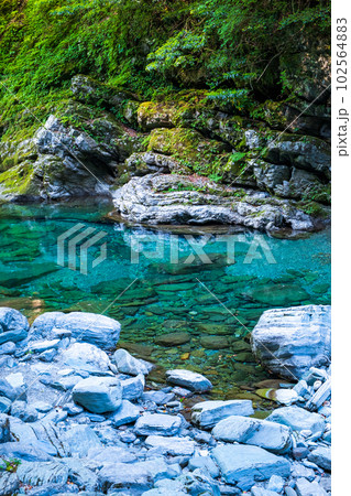 安居渓谷（仁淀ブルー）：水晶淵 102564883