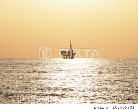 桃崎浜から見える岩船沖油ガス田と日本海の夕焼け【新潟県胎内市】 桃崎浜から見える岩船沖油ガス田と日本海の夕焼け【新潟県胎内市】 102565501