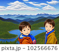 山と湖を眺める二人の小さな冒険家 102566676