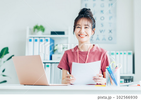 オフィスの若い女性のエンジニア 102566930