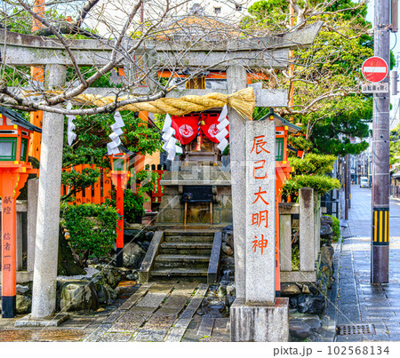 京都、祇園の辰巳大明神 102568134