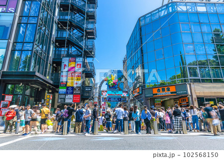 日本の東京都市景観 5月・GW。原宿駅前の竹下通りはコロナ禍前の賑わい=5日・子供の日 日本の東京都市景観 5月・GW。原宿駅前の竹下通りはコロナ禍前の賑わい=5日・子供の日 102568150