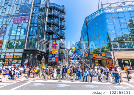 日本の東京都市景観 5月・GW。原宿駅前の竹下通りはコロナ禍前の賑わい=5日・子供の日 日本の東京都市景観 5月・GW。原宿駅前の竹下通りはコロナ禍前の賑わい=5日・子供の日 102568151
