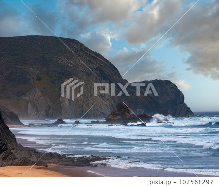 Castelejo beach (Algarve, Portugal). 102568297