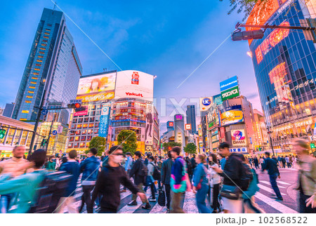 日本の東京都市景観 5類移行きょうから。賑わう渋谷スクランブル交差点。マ無しの方がさらに増加=8日 日本の東京都市景観 5類移行きょうから。賑わう渋谷スクランブル交差点。マ無しの方がさらに増加=8日 102568522