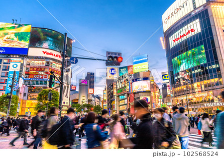 日本の東京都市景観 5類移行を伝える速報。賑わう渋谷、マ無しの方がさらに増加…＝8日 102568524