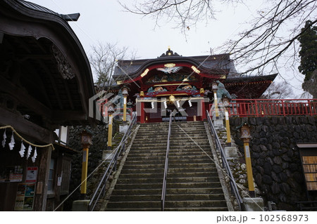 青梅市の御岳山にある武蔵御嶽神社の拝殿 102568973