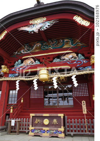 青梅市の御岳山にある武蔵御嶽神社の拝殿のアップ 102568976