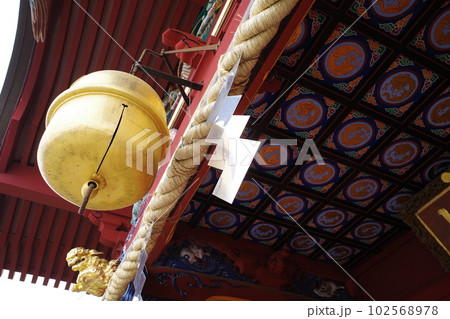 青梅市の御岳山にある武蔵御嶽神社の拝殿の鈴のアップ 102568978