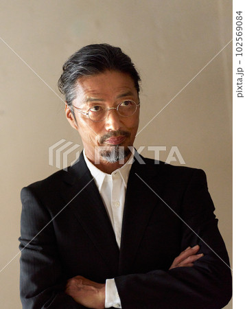 髭を生やした眼鏡着用のクールなシニア男性 髭を生やした眼鏡着用のクールなシニア男性 102569084