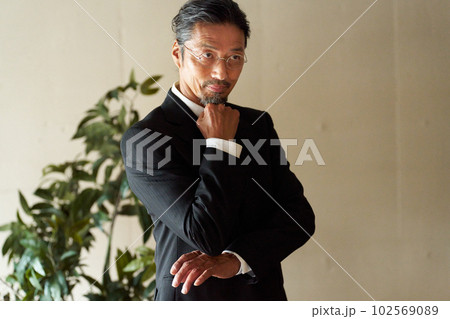 遠くを見つめるクールなシニア男性 102569089