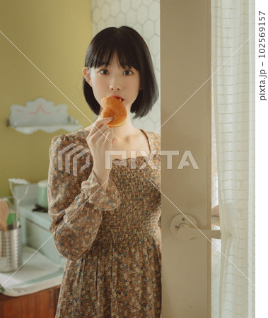 若い女性のレトロな雰囲気のポートレート 若い女性のレトロな雰囲気のポートレート 102569157