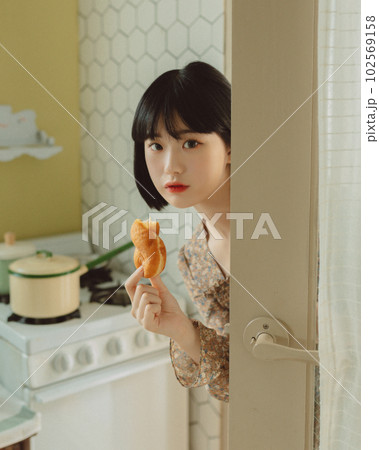 若い女性のレトロな雰囲気のポートレート 若い女性のレトロな雰囲気のポートレート 102569158