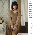 若い女性のレトロな雰囲気のポートレート 102569164