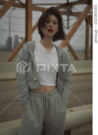 スポーティーなファッションをした若い女性の屋外ポートレート スポーティーなファッションをした若い女性の屋外ポートレート 102569165