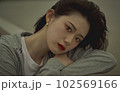スポーティーなファッションをした若い女性の屋外ポートレート 102569166
