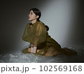 陰影のある若い女性のファッションポートレート 102569168