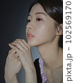 陰影のある若い女性のファッションポートレート 102569170