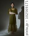 陰影のある若い女性のファッションポートレート 102569171