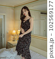 ベッドに立つ若い女性のファッションポートレート 102569177