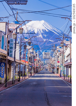 (山梨県)富士吉田市ほんちょう2丁目商店街 後方に雄大な富士山 (山梨県)富士吉田市ほんちょう2丁目商店街 後方に雄大な富士山 102569185