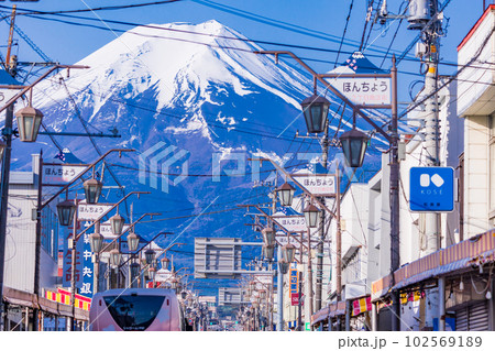 （山梨県）富士吉田市ほんちょう2丁目商店街  後方に雄大な富士山 102569189