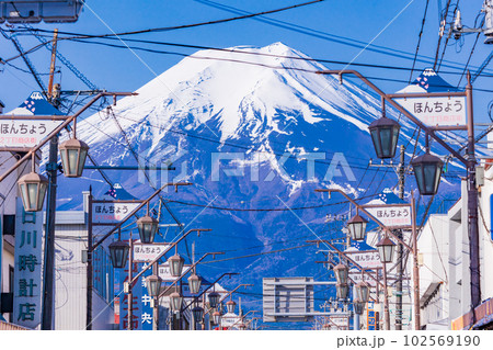 （山梨県）富士吉田市ほんちょう2丁目商店街  後方に雄大な富士山 102569190