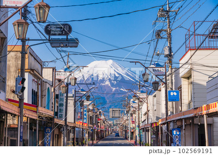 （山梨県）富士吉田市ほんちょう2丁目商店街  後方に雄大な富士山 102569191