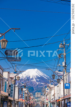（山梨県）富士吉田市ほんちょう2丁目商店街  後方に雄大な富士山 102569192