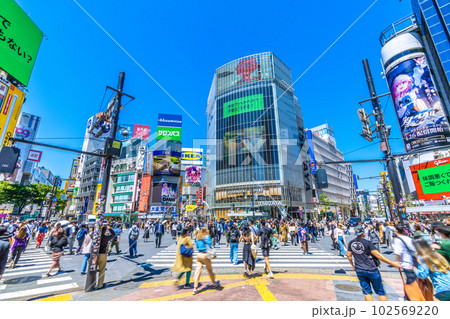 日本の東京都市景観 マ無しの方増加。マ着用個人判断の英断でいまだ巨大感染爆発は無し＝27日午前、渋谷 102569220