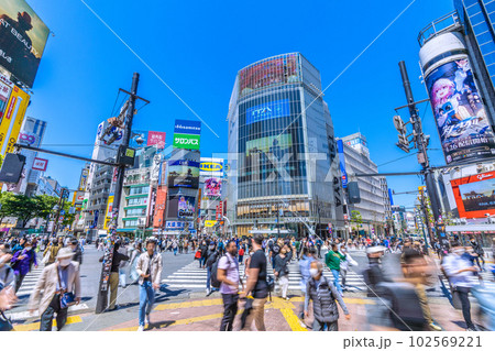 日本の東京都市景観 マ無しの方増加。マ着用個人判断の英断でいまだ巨大感染爆発は無し＝27日午前、渋谷 102569221