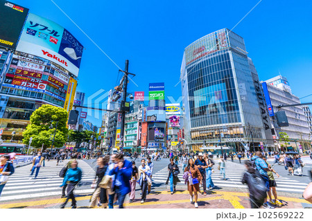 日本の東京都市景観 マ無しの方増加。マ着用個人判断の英断でいまだ巨大感染爆発は無し＝27日午前、渋谷 102569222
