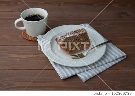 コーヒー シフォンケーキ 木のテーブル 102569759