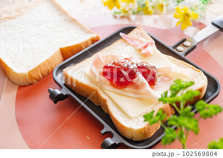 ホットサンド作り ジャムを挟む ホットサンド作り ジャムを挟む 102569804