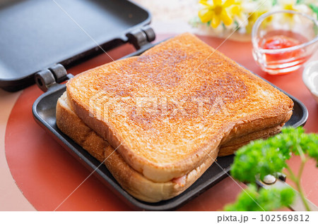 こんがり焼けたホットサンド こんがり焼けたホットサンド 102569812