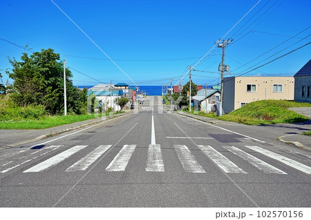 北海道増毛町の坂道 102570156