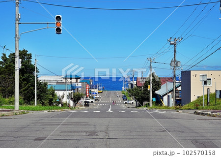 北海道増毛町の坂道 102570158