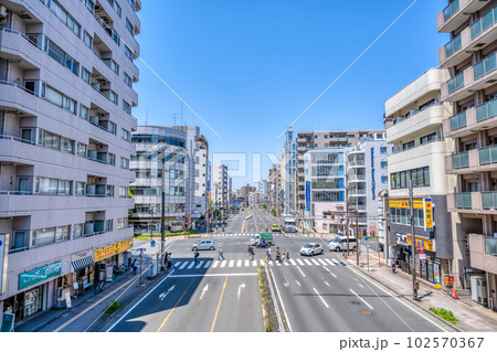 神奈川県横浜市の都市風景　東神奈川駅 102570367