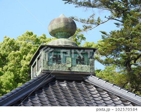 お寺の屋根飾り:宝珠・露盤 お寺の屋根飾り:宝珠・露盤 102570584