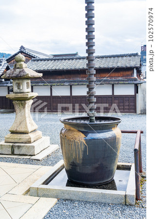 神社仏閣にある天水壺　天水桶 102570974