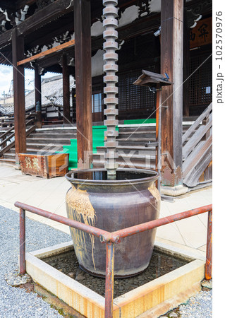 神社仏閣にある天水壺　天水桶 102570976