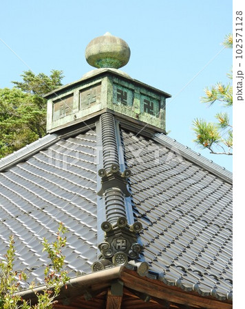 屋根上の擬宝珠と飾り瓦 屋根上の擬宝珠と飾り瓦 102571128