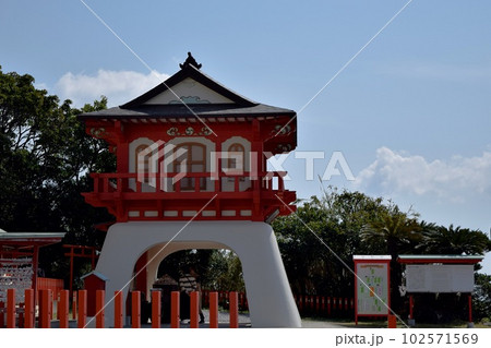 長崎鼻にある竜宮神社（青空背景） 102571569
