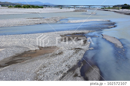 島田市 蓬莱橋から望む大井川の下流(東)方面 島田市 蓬莱橋から望む大井川の下流(東)方面 102572107