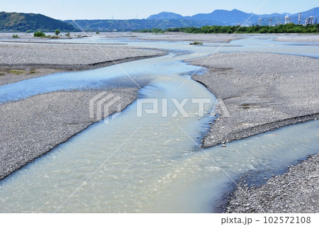 島田市　蓬莱橋から望む大井川の上流（西）方面 102572108