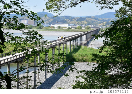 島田市 大井川に架かる蓬莱橋全景(南岸から北岸方向) 島田市 大井川に架かる蓬莱橋全景(南岸から北岸方向) 102572113
