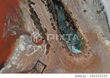 上空から撮影した美しいピンクレイク 上空から撮影した美しいピンクレイク 102572229