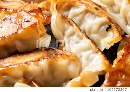 焼き餃子(ぎょうざ)をフライパンで温め直す。 102572267